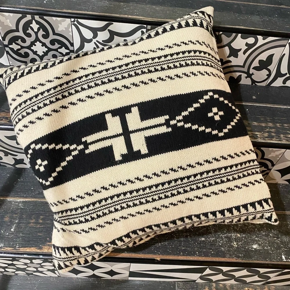 GORGEOUS pillow and insert!By RALPH LAUREN🖤🤍 knit covering with button closure🤍🖤